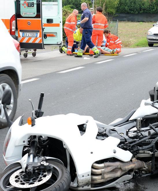 A Lesignana motociclista sbanda, cade e si ferisce