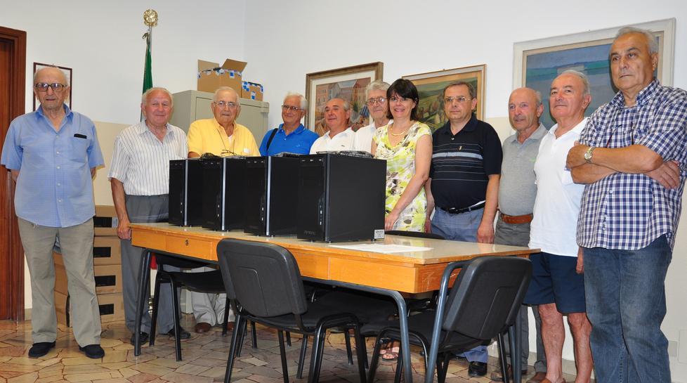 L’Auser aiuta le scuole Govoni Donati quattro computer