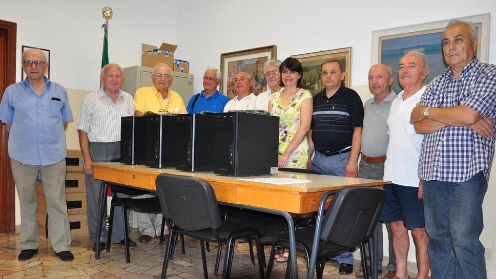 L’Auser aiuta le scuole Govoni Donati quattro computer