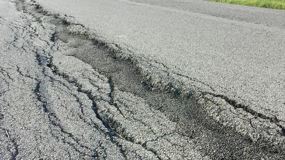 Magagna segnala «Quella strada va sistemata»