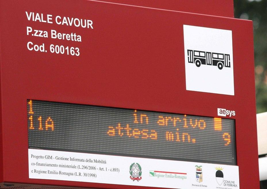 Tabelloni luminosi con annuncio sbagliato