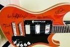 La chitarra Wandrè donata dai Pearl Jam per un’asta benefica