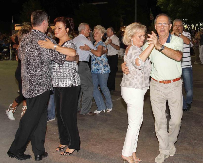 A San Martino in Rio cena e musica sui prati della Rocca, fuochi d’artificio a Villalunga