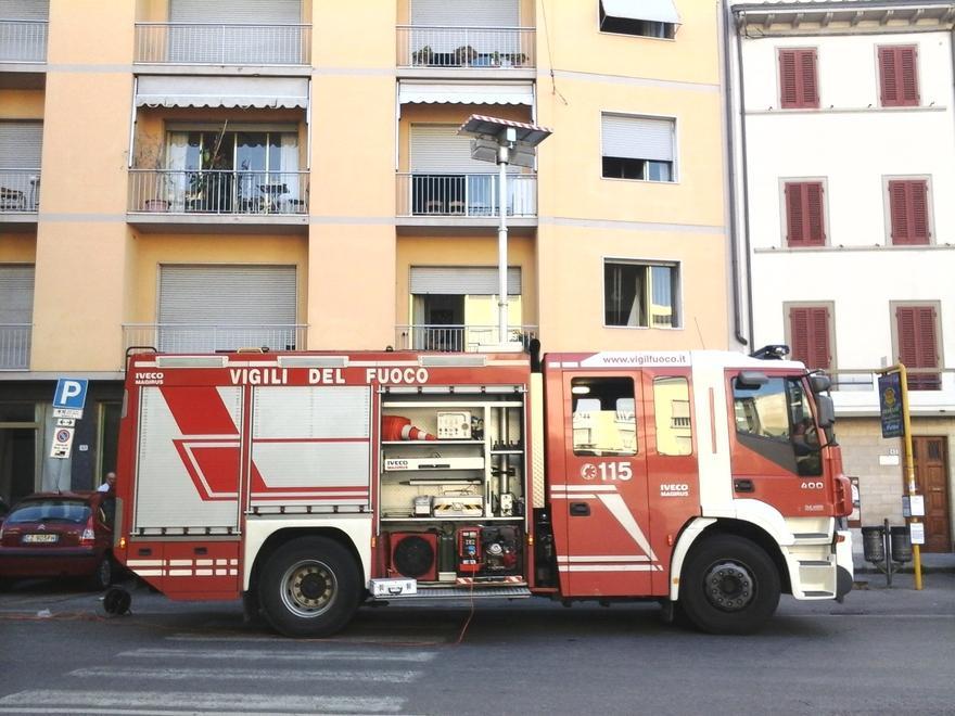 Panico per un incendio in via Vannucci a Pistoia 