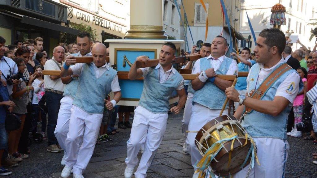 Emozioni con i Candelieri: folla nel cuore di Sassari