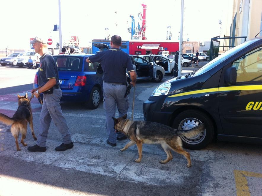 Cani antidroga all’imbarco per Carloforte 