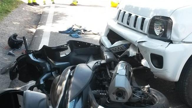 Scooter contro auto, muore a 63 anni