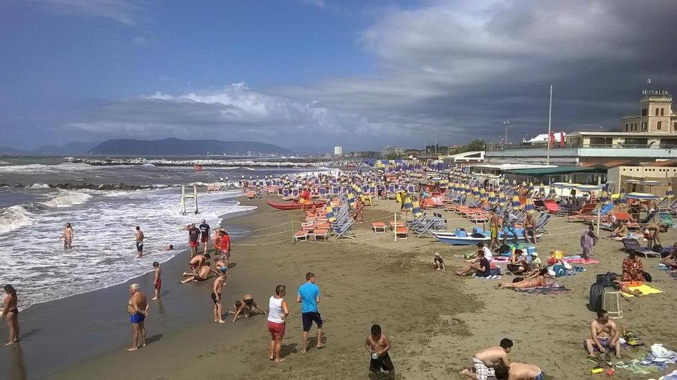 Ferragosto al mare anche con il cielo grigio 
