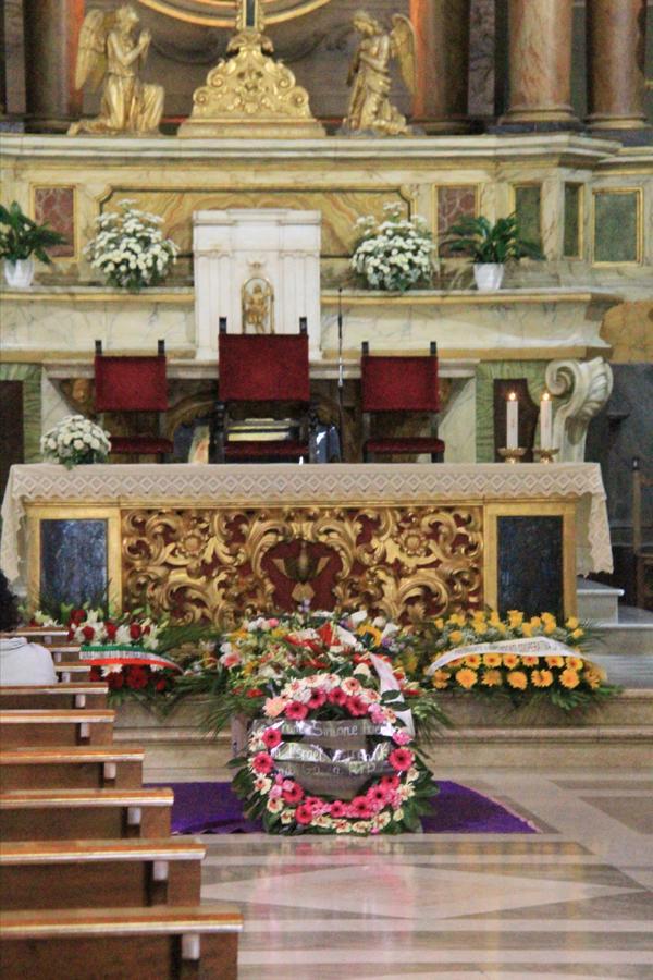 Commozione ai funerali di Simone. Il padre: "Era speciale". Una lettera da Gaza 