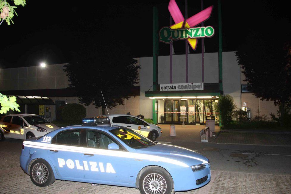 Ruba un paio di pantaloni, la commessa l’insegue e lei la prende a pugni: arrestata 