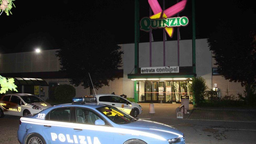 Ruba un paio di pantaloni, la commessa l’insegue e lei la prende a pugni: arrestata