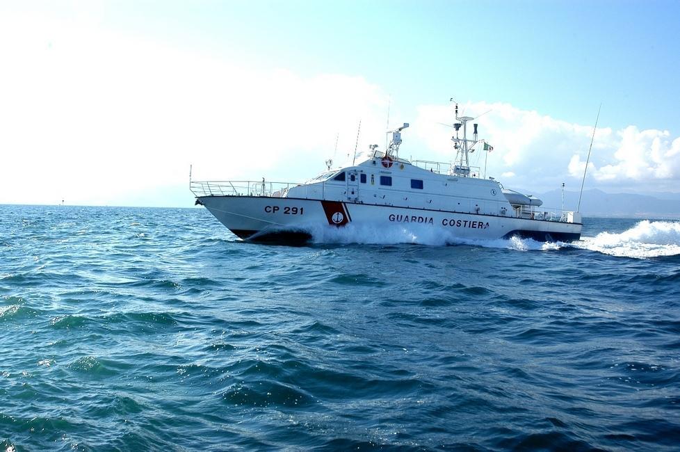 Barca s’incendia in alto mare: salvi padre, madre e bimba di cinque anni 