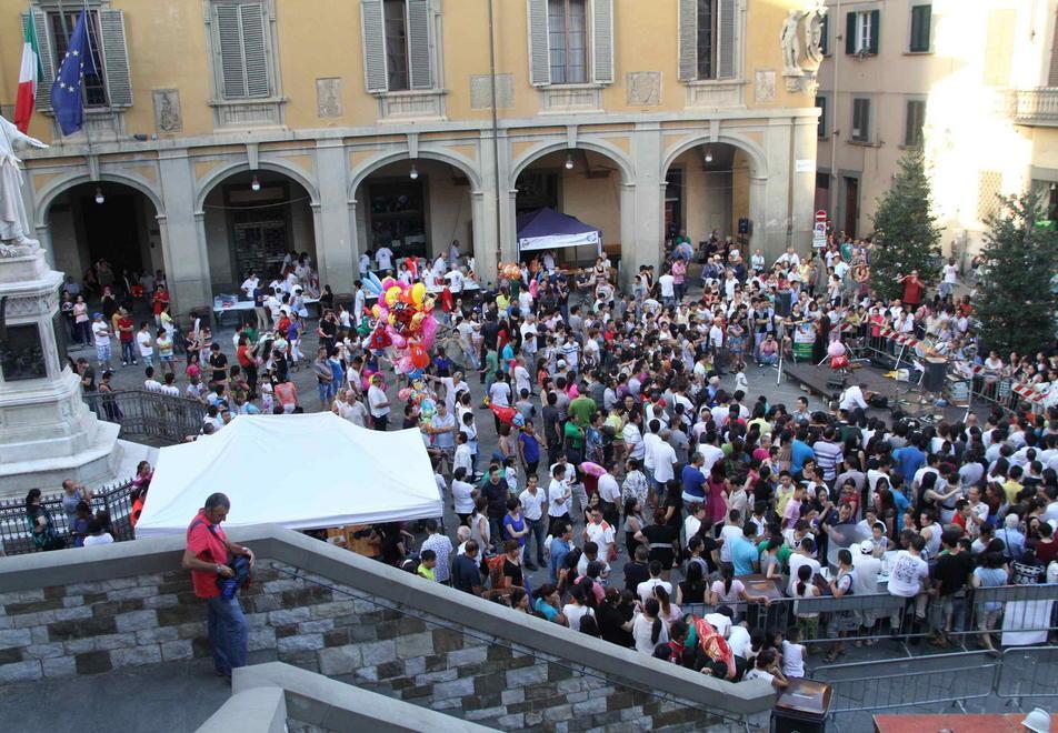 Prato, in centinaia in piazza del Comune alla festa del cocomero