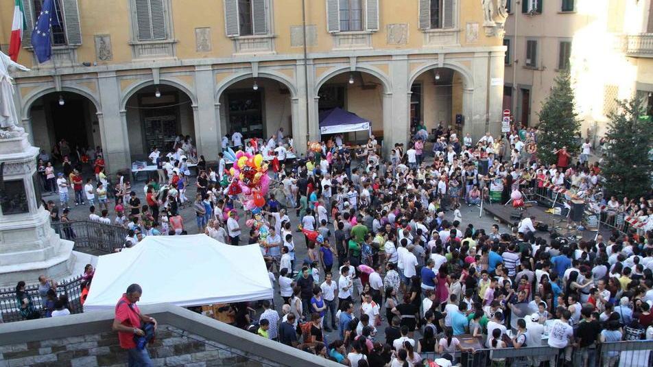 Prato, in centinaia in piazza del Comune alla festa del cocomero