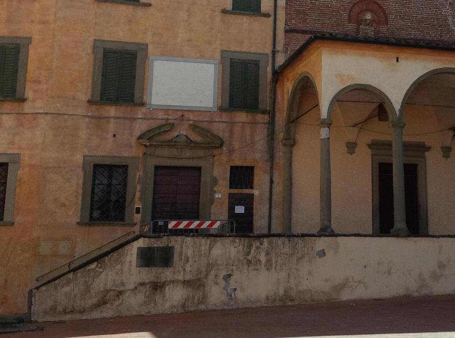  Crolla lo stemma in cemento dell’Abbazia sul Poggio 