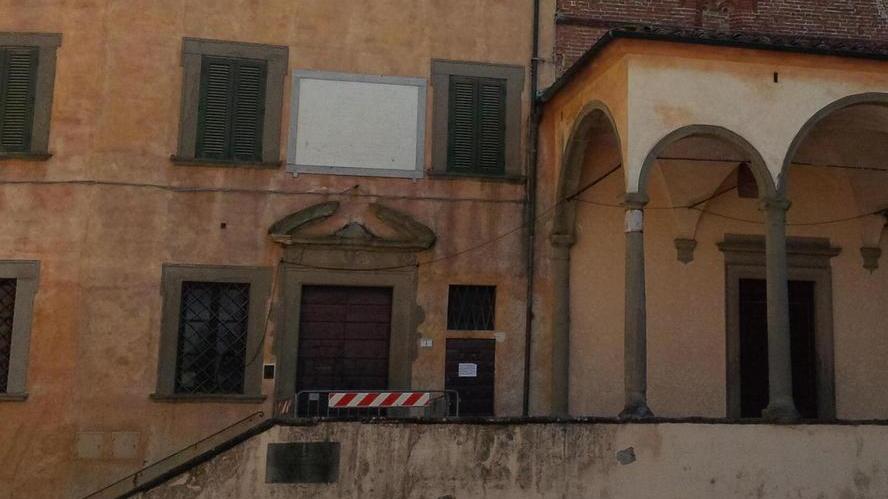 Crolla lo stemma in cemento dell’Abbazia sul Poggio