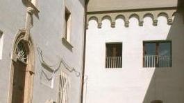 Due alloggi, un garage e il centro civico di Nibbiaia al Comune