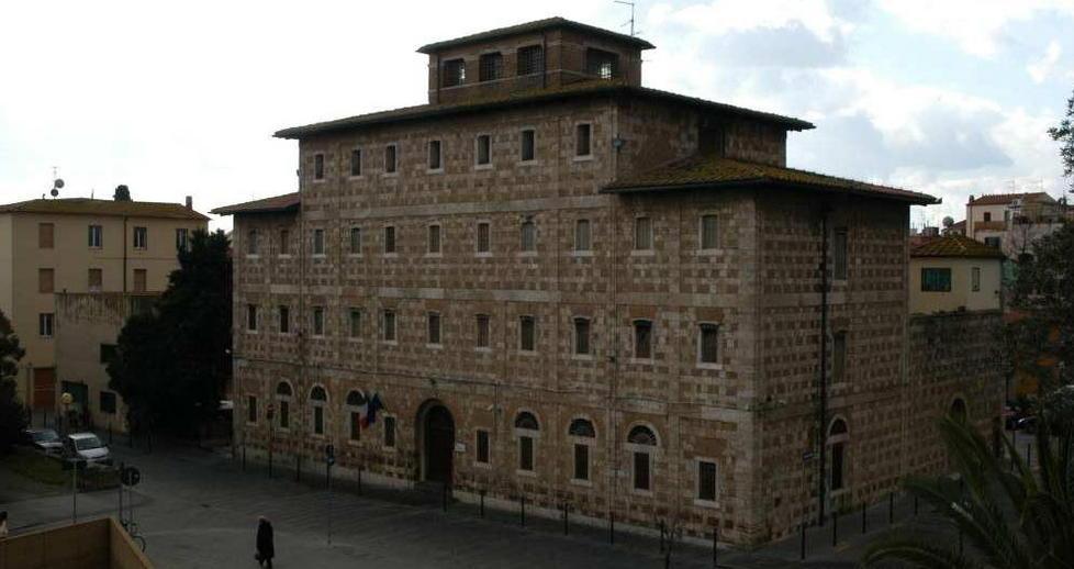 Tenta di impiccarsi nel bagno del carcere 