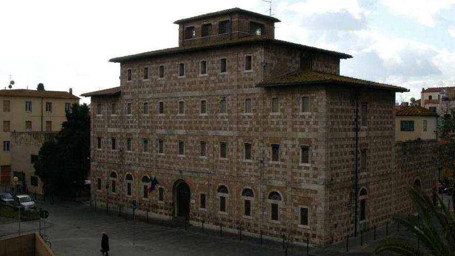 Tenta di impiccarsi nel bagno del carcere