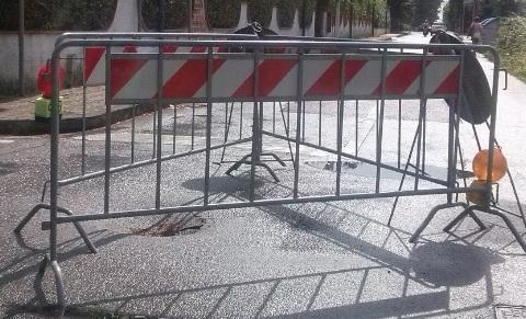 Si apre una voragine in via Trieste 