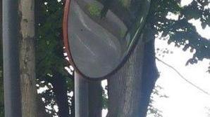 Specchio in viale Del Prete ora inutile e anche pericoloso