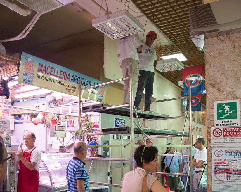 Crolla il soffitto paura al mercato