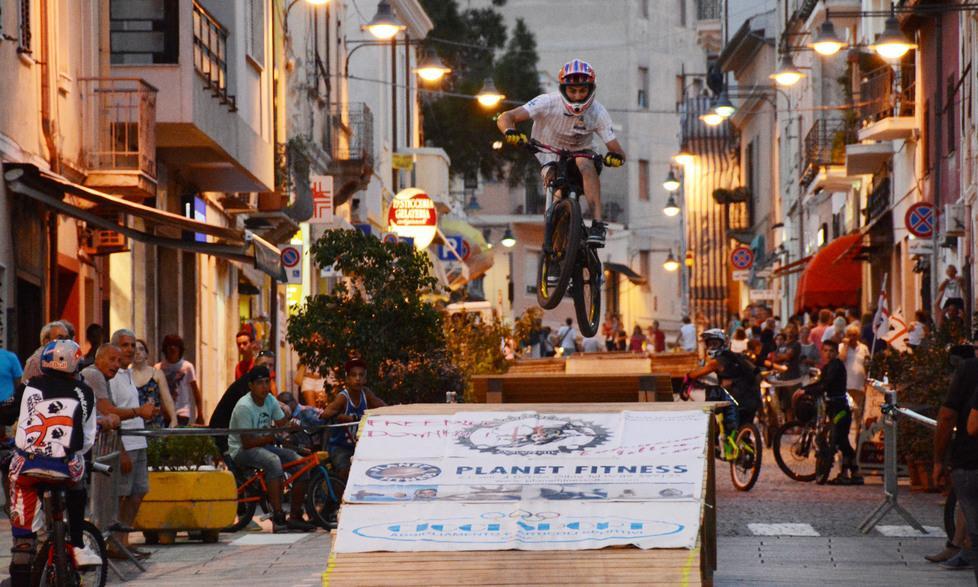 Folla per le evoluzioni di downhill