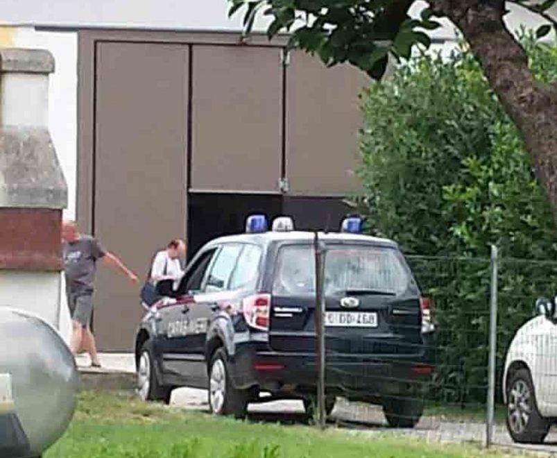 Cade da una scala mentre lavora 
