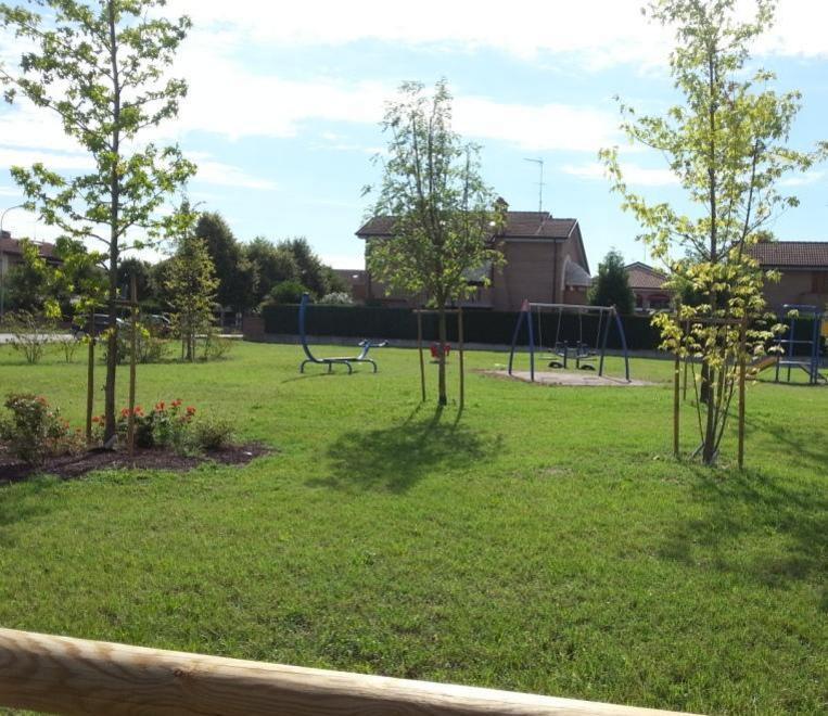 Piante e giochi in un nuovo parco pubblico 