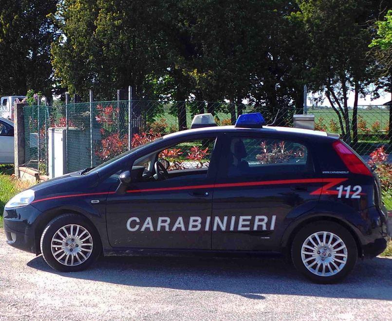 Cercano di vendere gioielli porta a porta 