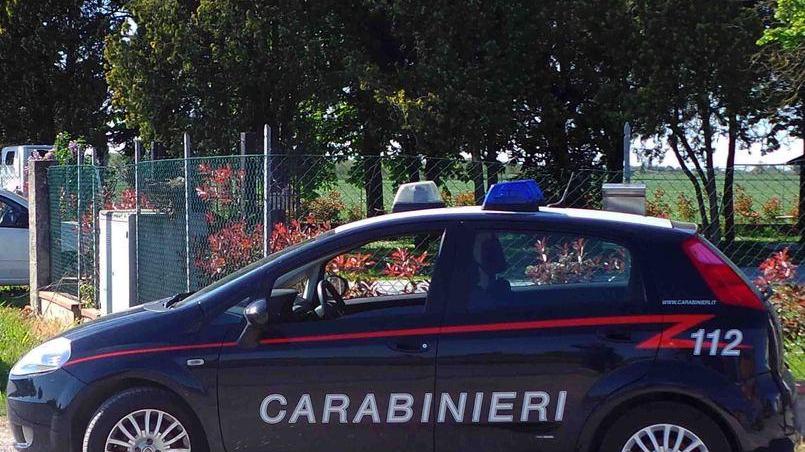 Cercano di vendere gioielli porta a porta