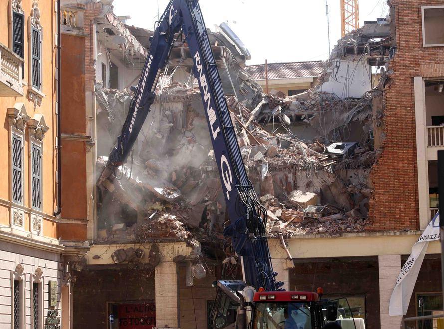 Cantiere al rallenty per evitare crolli 