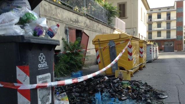 Prato, raid notturno: incendiati cassonetti e campane di vetro