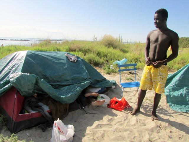 Uno dei venditori abusivi, studenti senegalesi