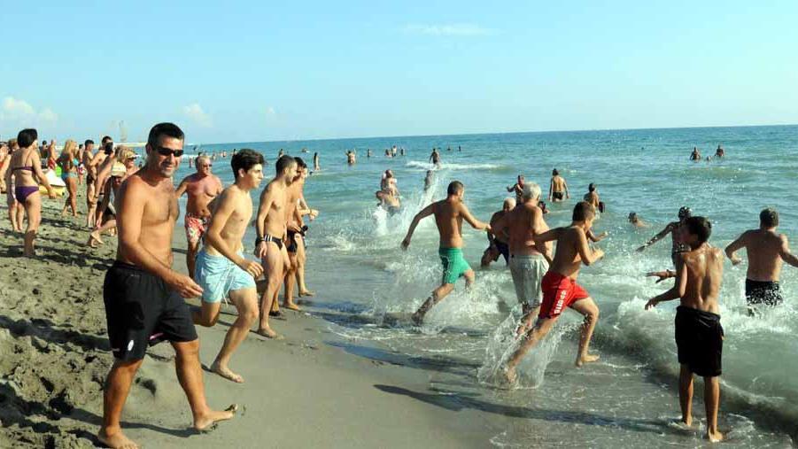Tuffo multicolore con la parrucca a Lido di Camaiore