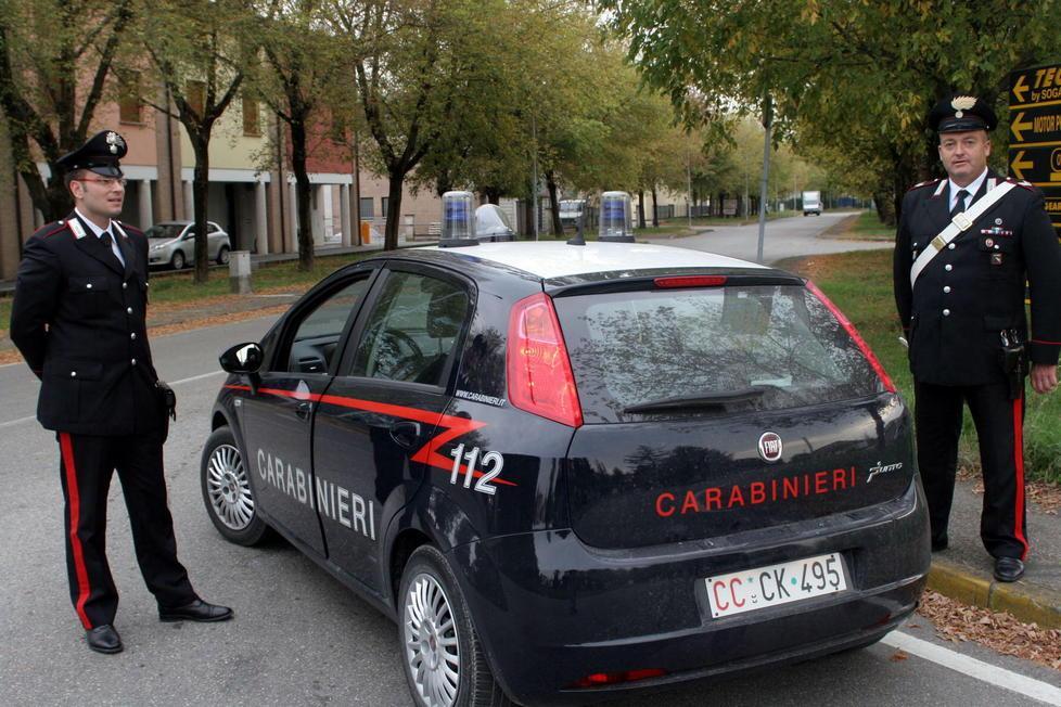 Aggredisce la suocera e le spacca lo specchietto dell’auto con una mazza di legno 