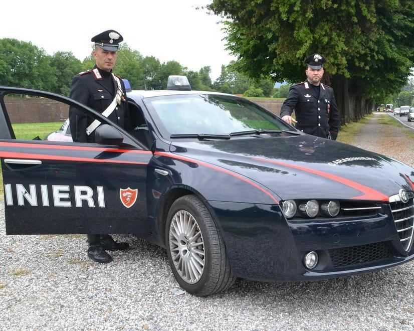 Scavalca la recinzione per rubare nell’auto 