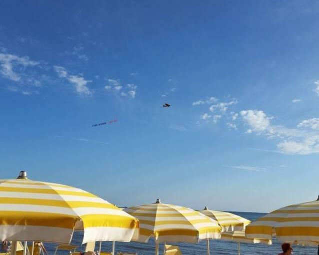 L’aereo antieuro: il giallo (risolto) del Ferragosto in spiaggia 