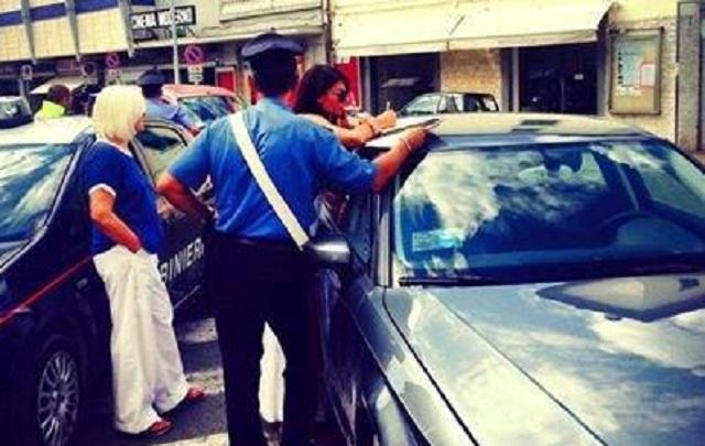 Ilaria D’Amico tampona un vigile 