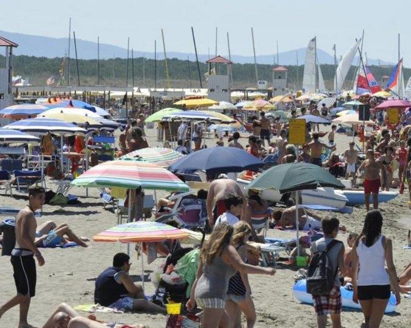 Ruba una borsa in spiaggia e fugge... nello stabilimento della polizia 