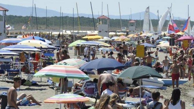 Ruba una borsa in spiaggia e fugge... nello stabilimento della polizia