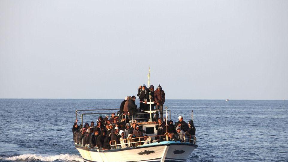 Migranti africani sbarcano su una spiaggia di Teulada 