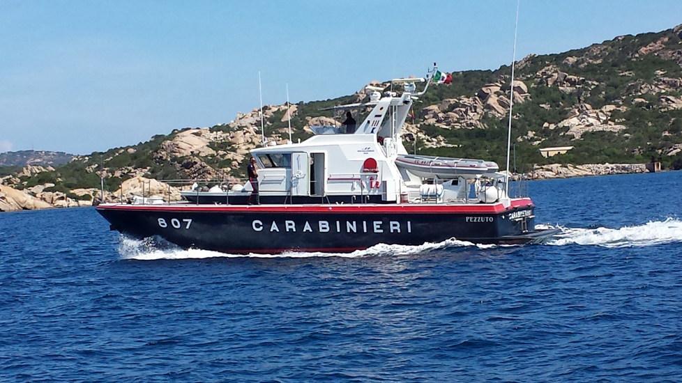 Barca rischia di finire sul molo: famiglia salvata dai carabinieri 