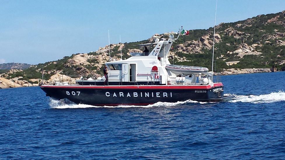 Barca rischia di finire sul molo: famiglia salvata dai carabinieri 