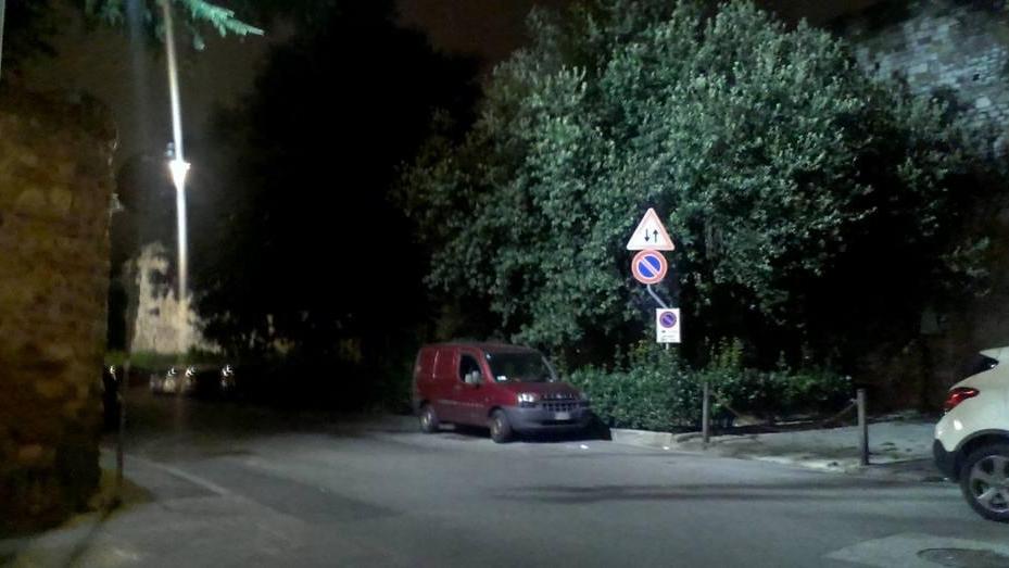 Spacciatori, panchine marce e una gru pericolante, San Fabiano a Prato una giungla
