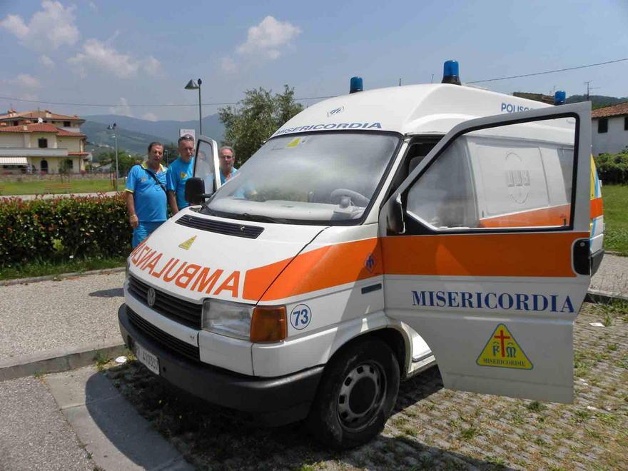 Va a sbattere con la moto contro il muro di una casa 