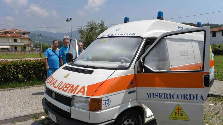 Va a sbattere con la moto contro il muro di una casa