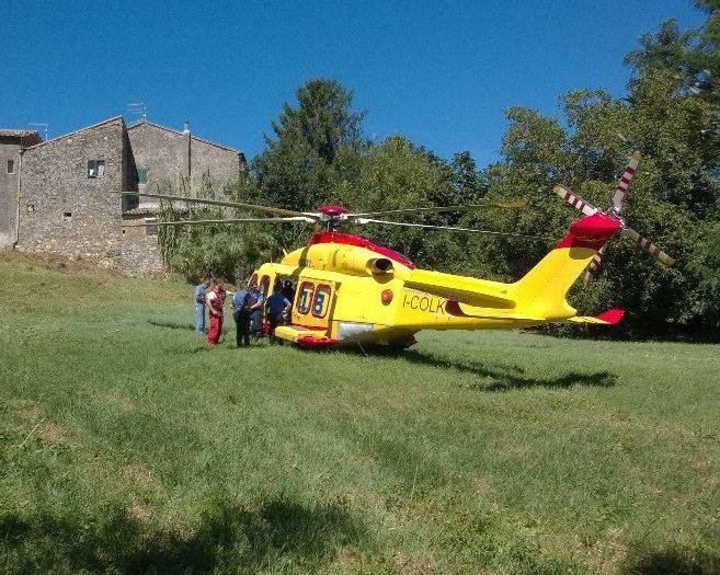 Cade e sbatte la testa: ciclista di 48 anni portato a Siena 