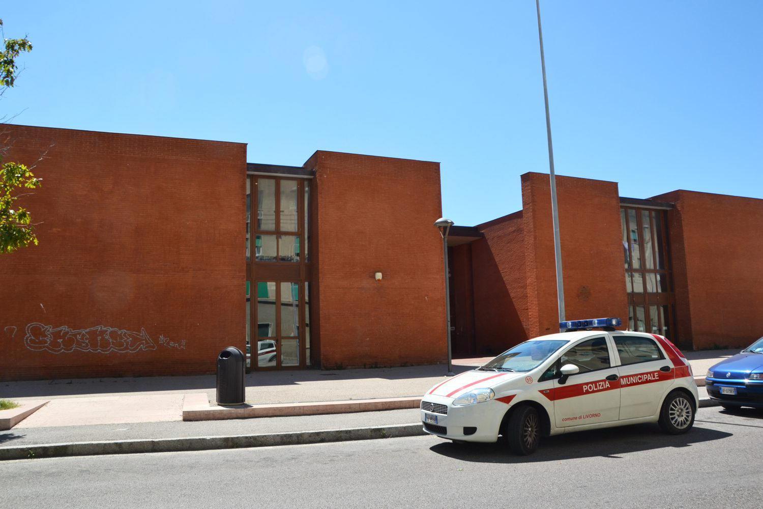 Vandali in azione alla scuola Campana 