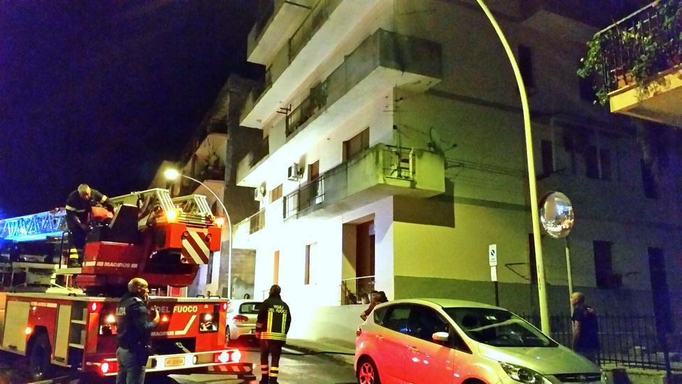Paura a Sassari: casa in fiamme, palazzina evacuata 